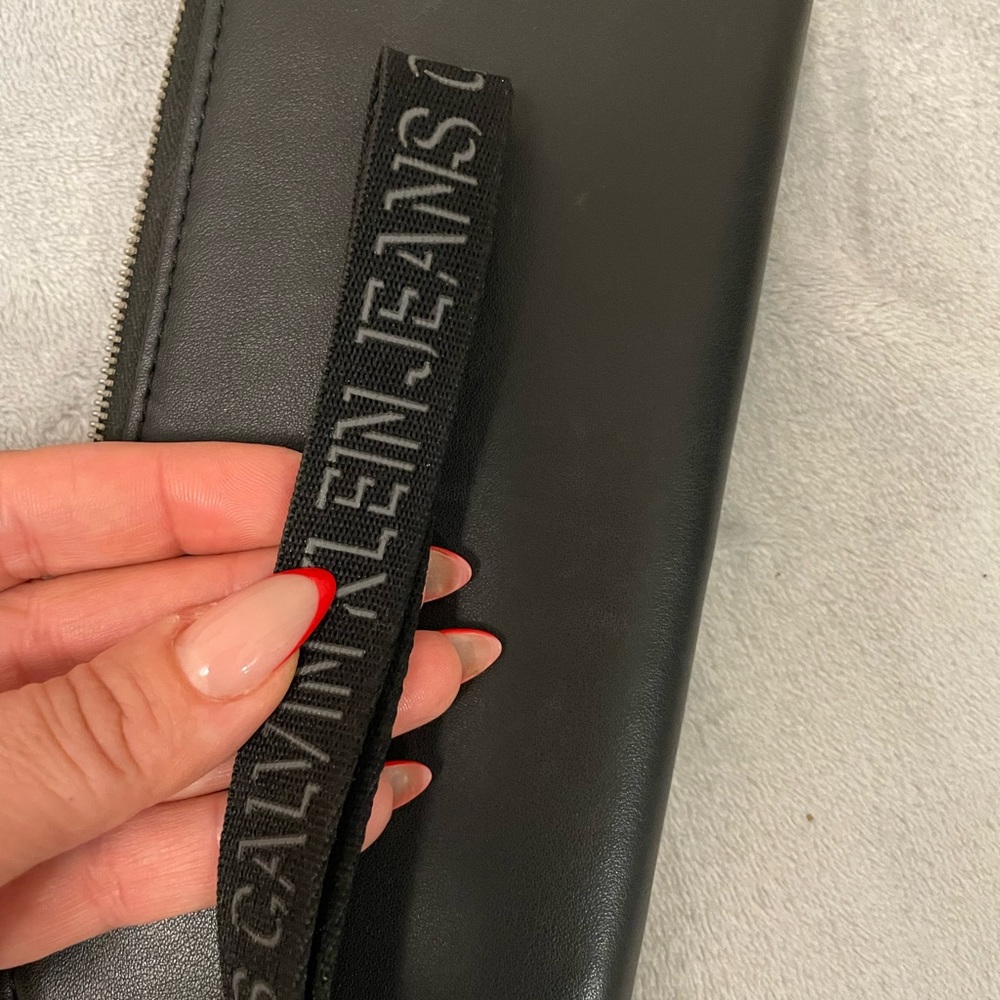 Calvin Klein - Picture 3 of 4
